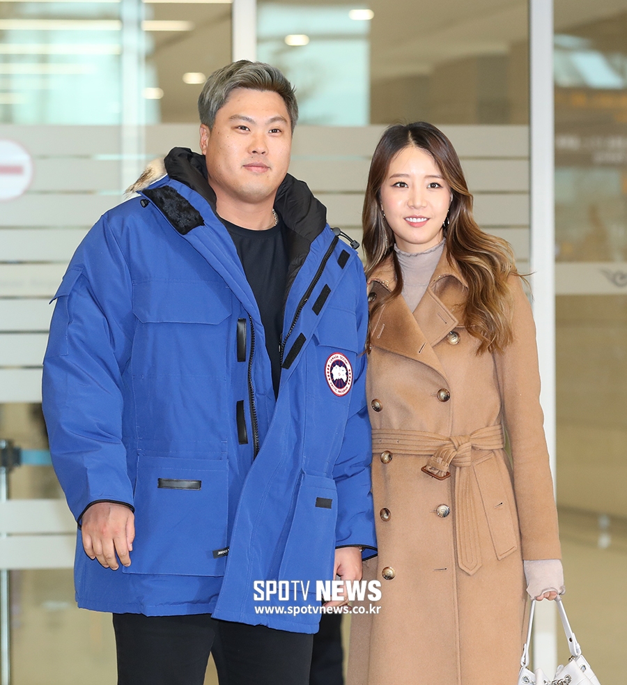 [포토S] 류현진, 토론토 입단식 마치고 아내 배지현과 함께 귀국