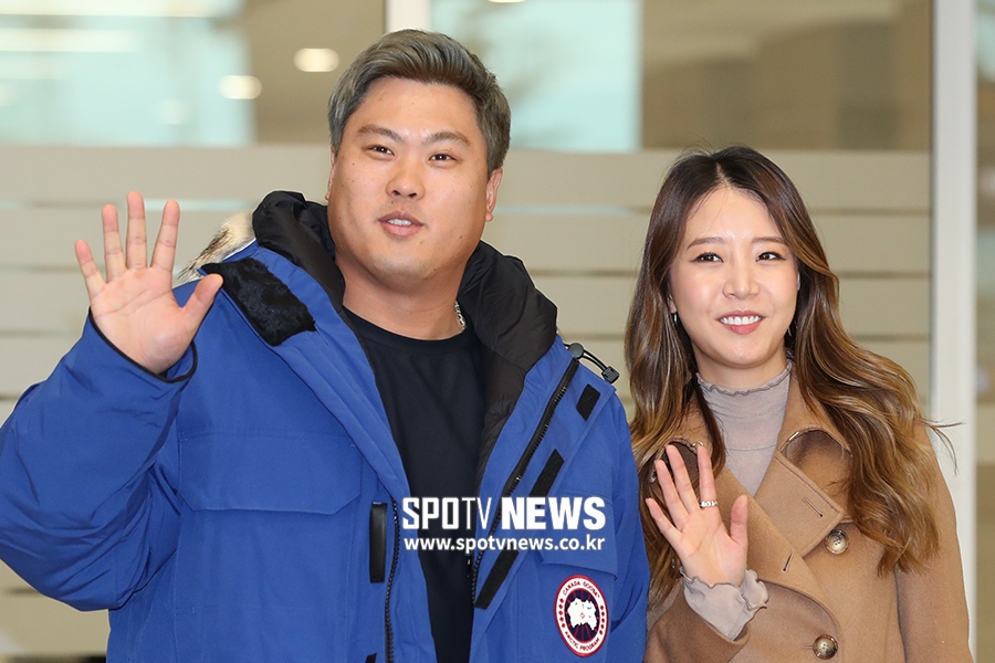 [포토S] 토론토 입단식 마치고 돌아온 류현진과 아내 배지현