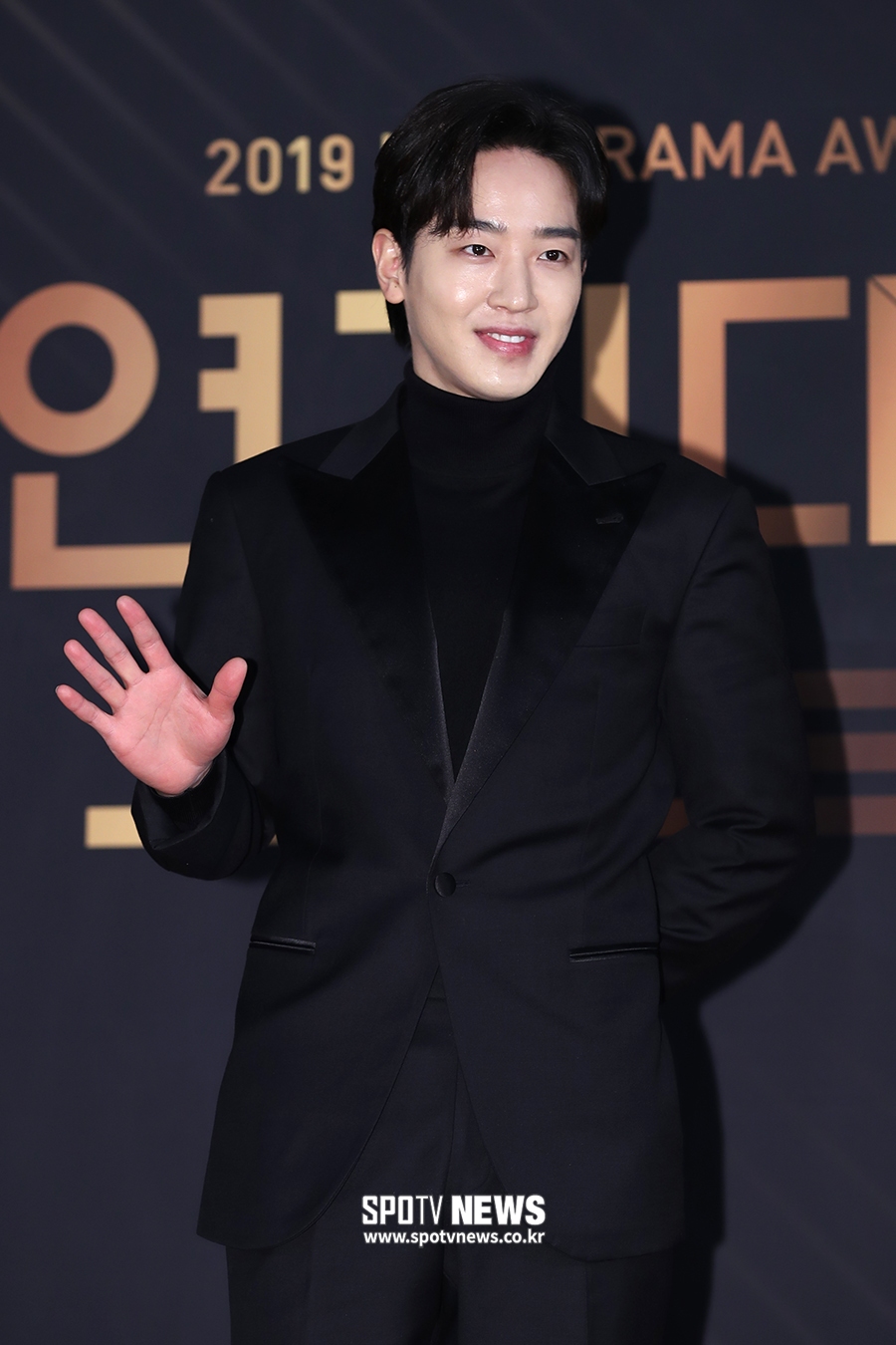 [포토S] 이태선, 젠틀한 손인사