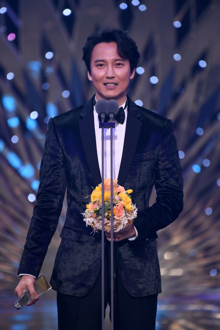 'SBS 연기대상' 김남길, 데뷔 16년 만에 첫 대상…'열혈사제' 8관왕[종합]