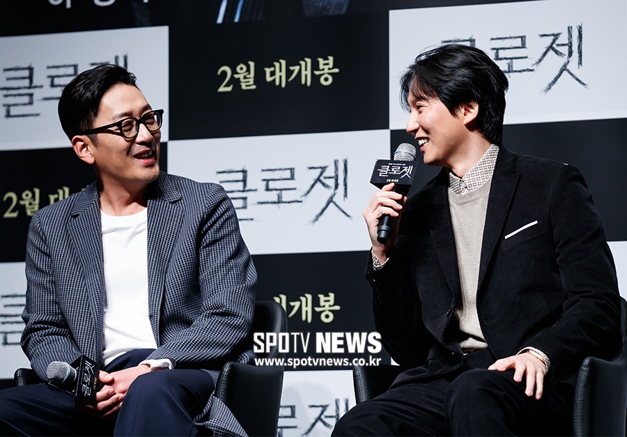 [포토S] 인터뷰 하며 미소 짓는 배우 하정우-김남길