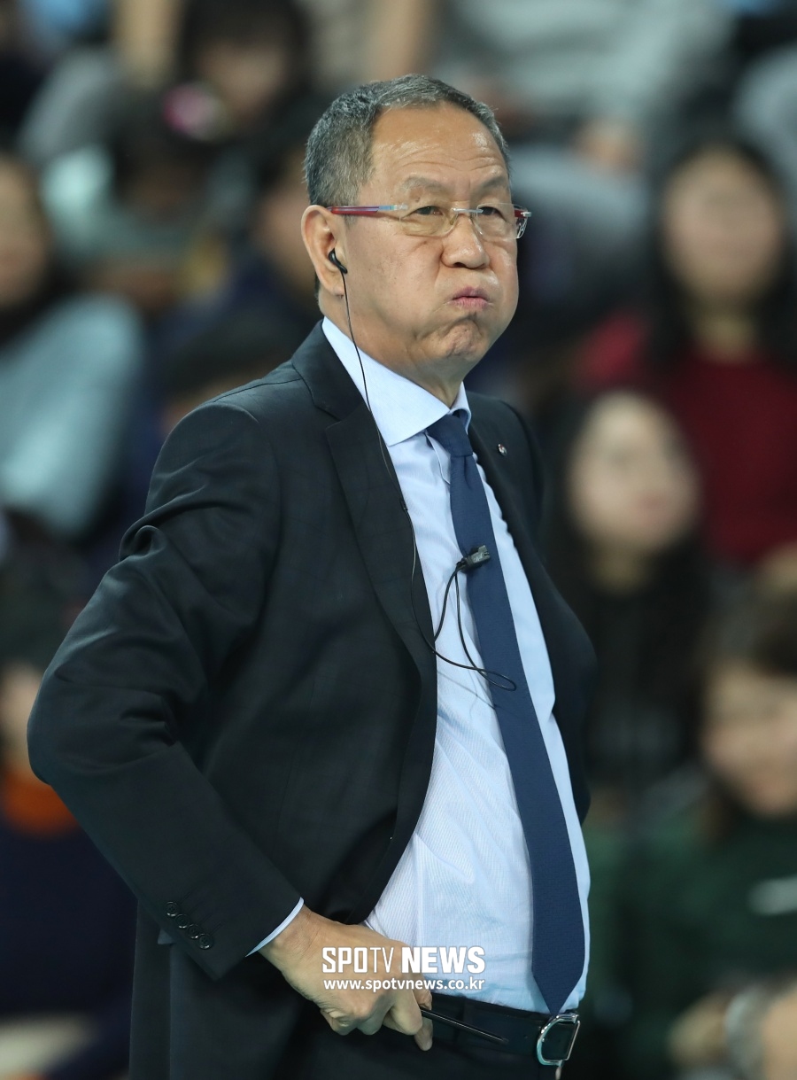 '1위 수성 실패' 대한항공 박기원 감독 "분위기 끌어올릴 것"