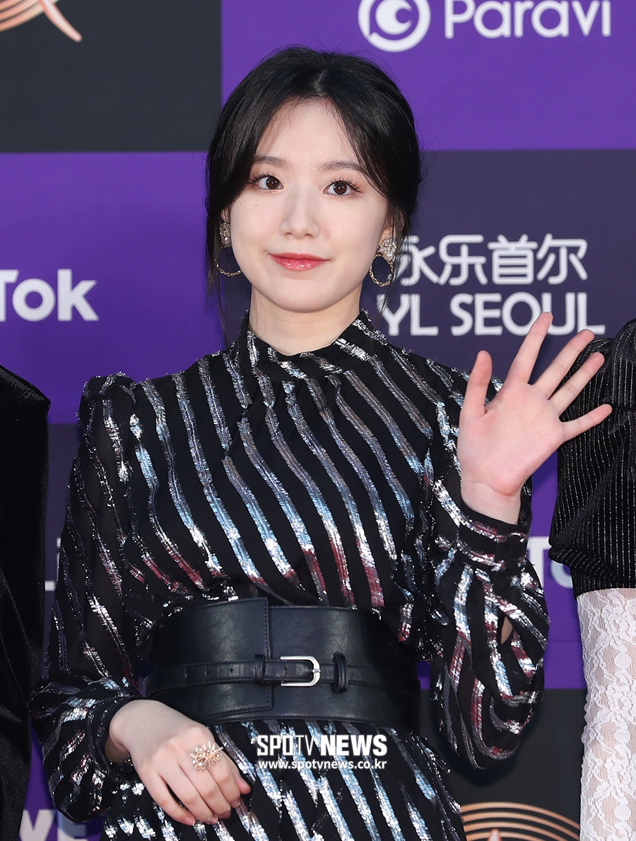 [포토S] (여자)아이들 슈화, 청순한 손인사
