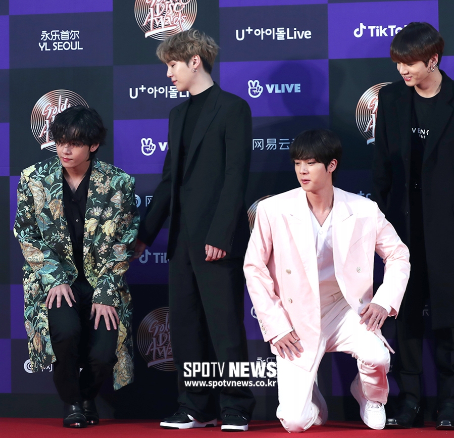 [포토S] 맏형 진, '우리 뷔 민망할까봐'