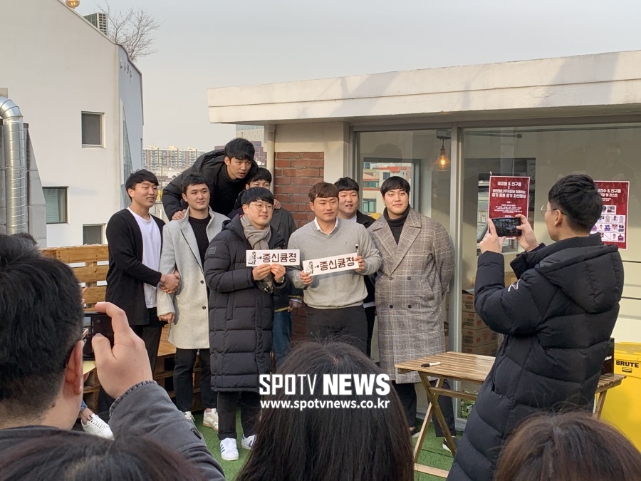 팬들이 완성한 'FA 1호' 이지영의 따뜻한 겨울
