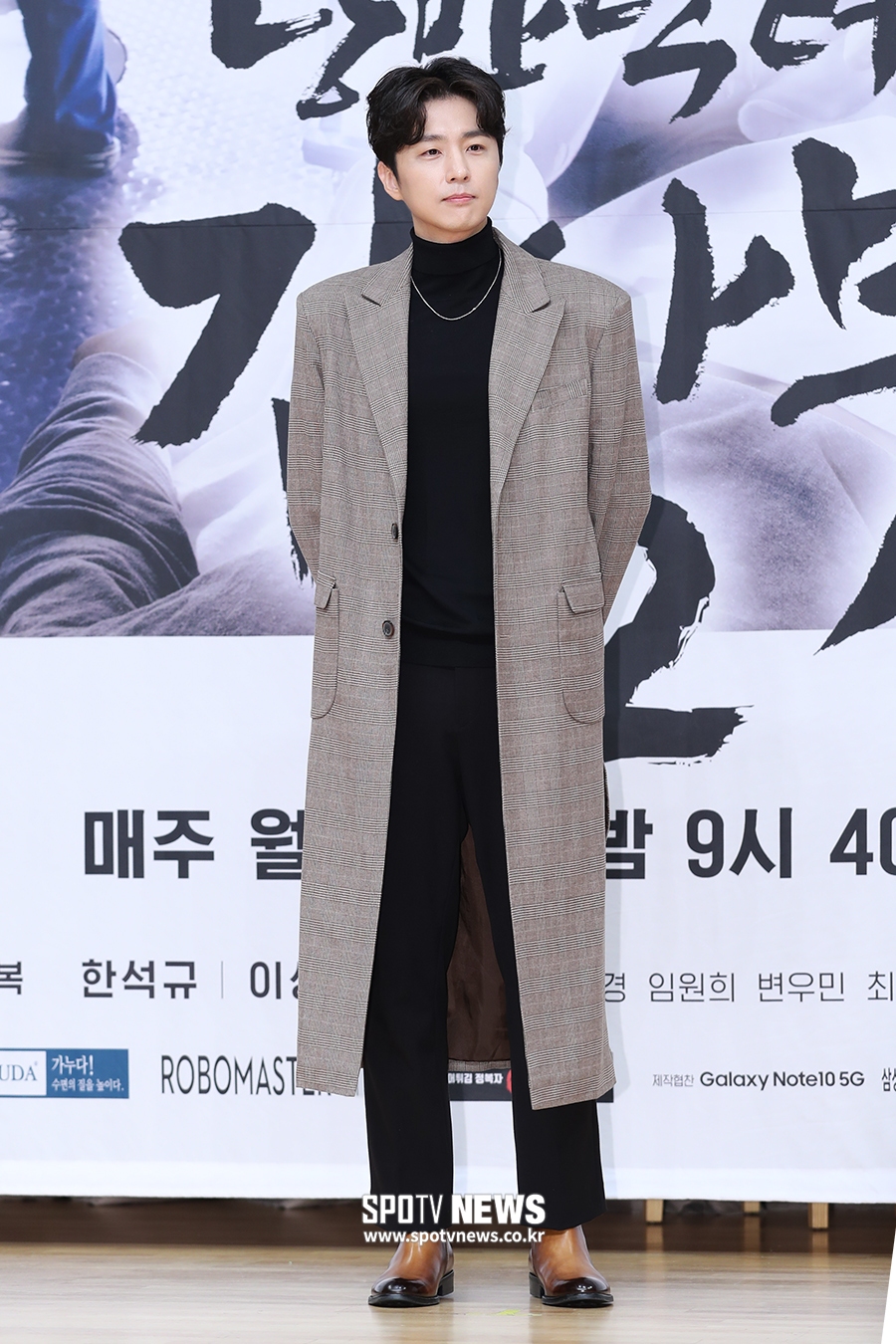 [포토S] 신동욱, 롱코트가 찰떡~