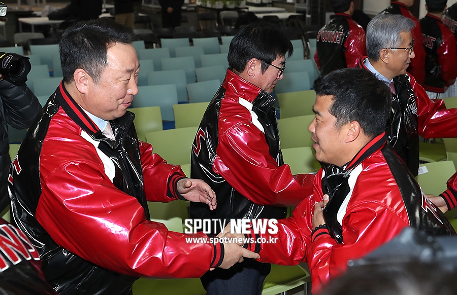 [포토S] 손 맞잡은 차명석 단장과 정근우