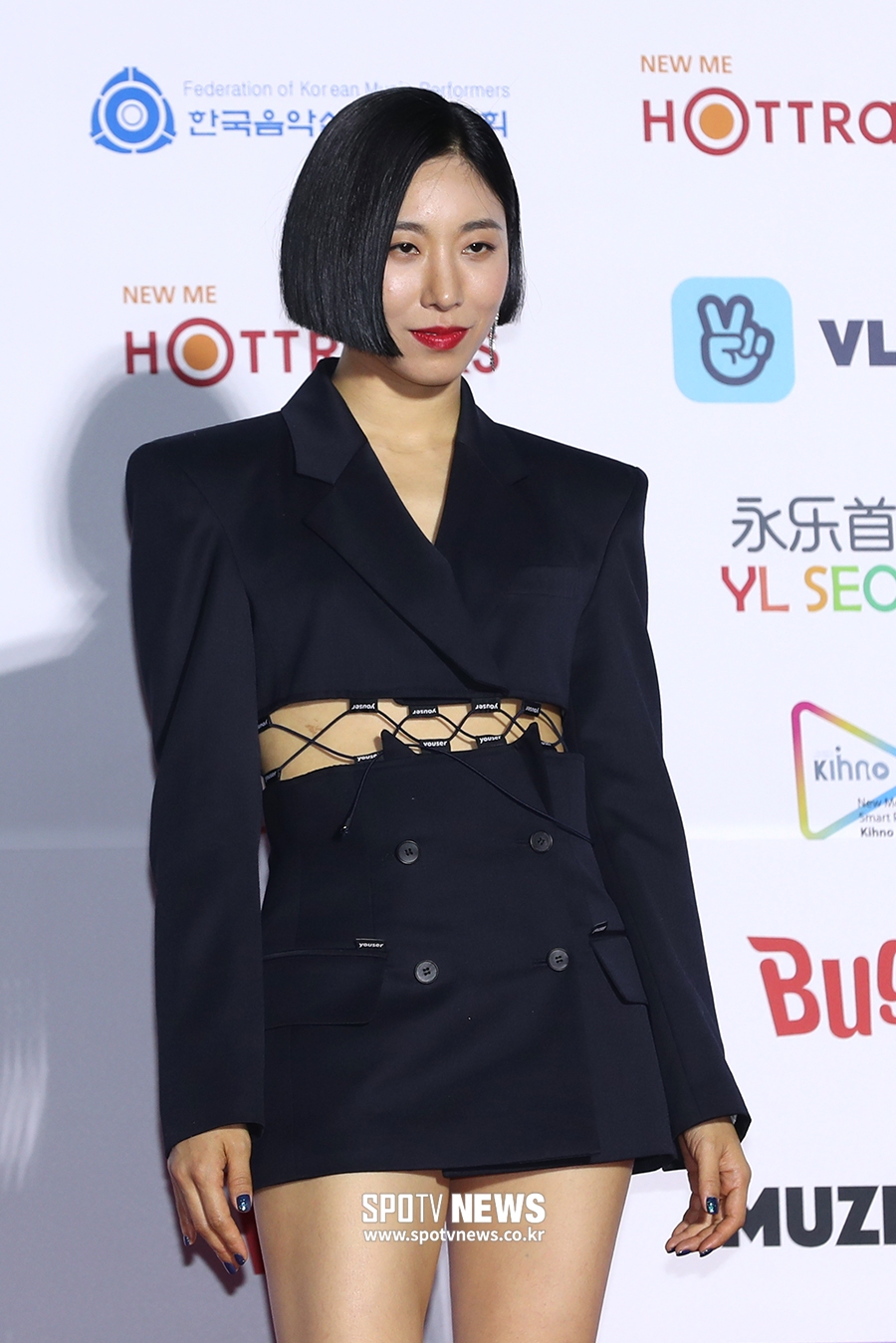 [포토S] 리아킴, 뻥 뚫린 허리