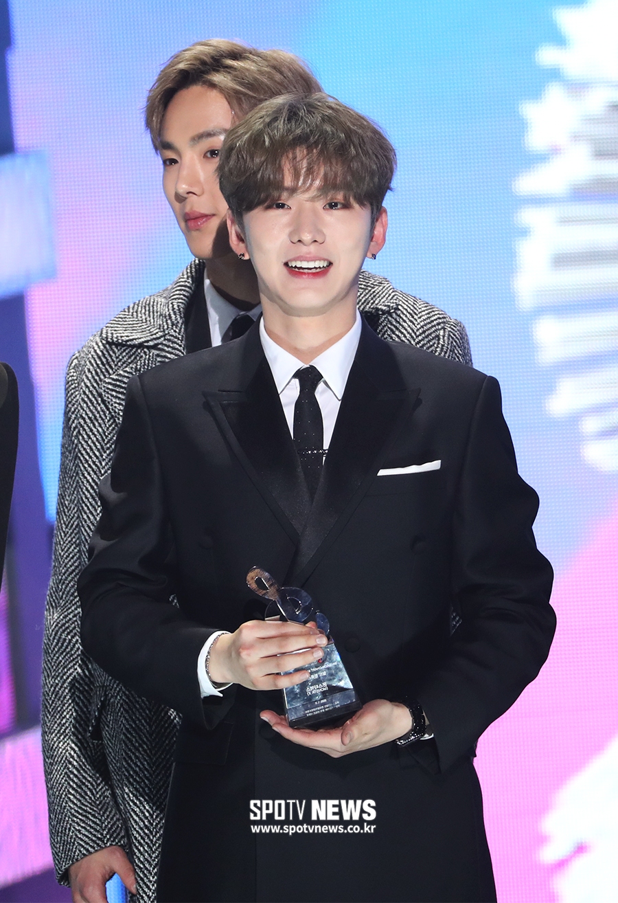 [포토S] 몬스타엑스 기현, 월드 한류스타상 수상하고 미소!