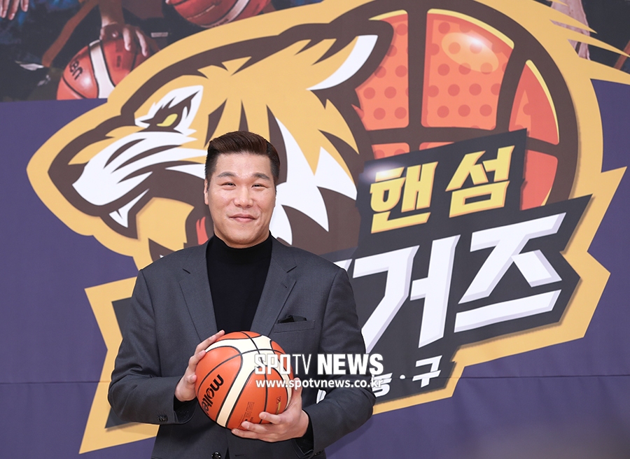 [포토S] 서장훈, '핸섬 타이거즈의 감독으로 돌아왔습니다'