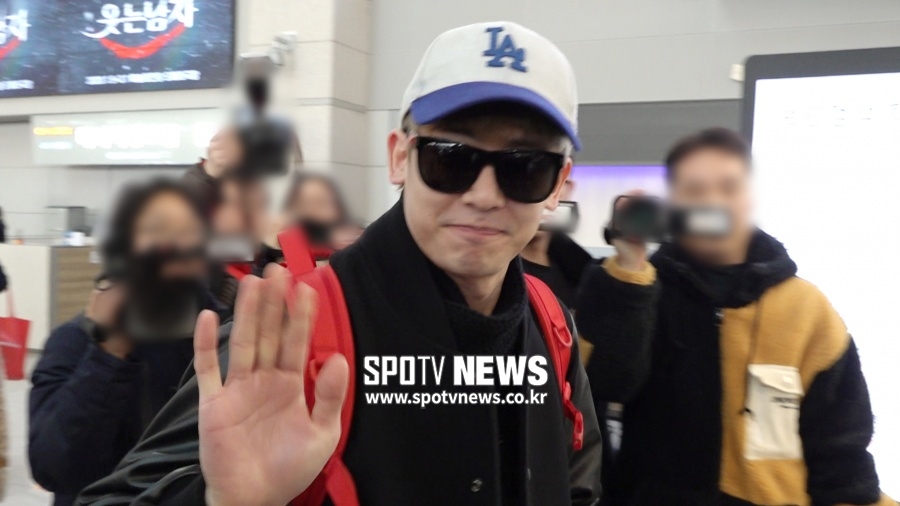 2PM 닉쿤·갓세븐 뱀뱀, 태국 왕자님의 빛나는 출국길 [공항패션]