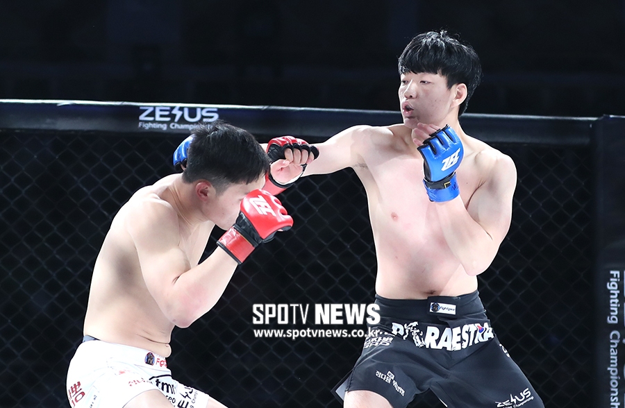 [포토S] 김동환, 격투기 데뷔 무대에서 거침없이!