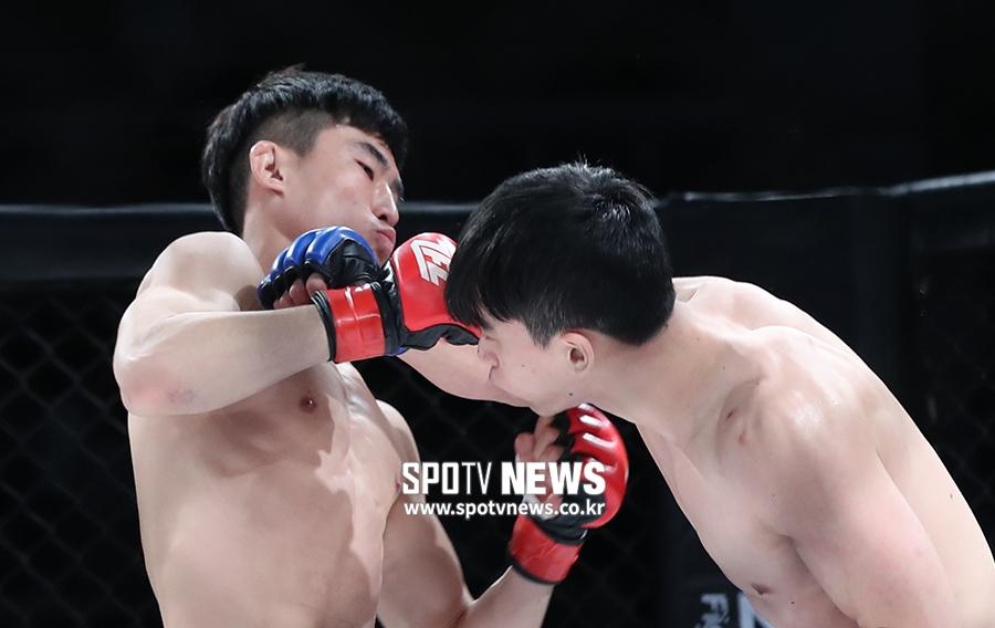 [포토S] 이휘재, '턱을 노린다'