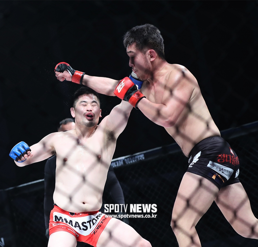 [포토S] 경기 펼치는 김종백과 김용희