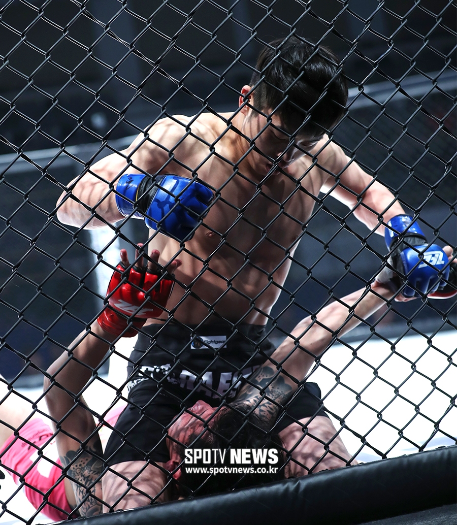 [포토S] 이민주, 상대 옥죄는 암바 기술로 서브미션 승