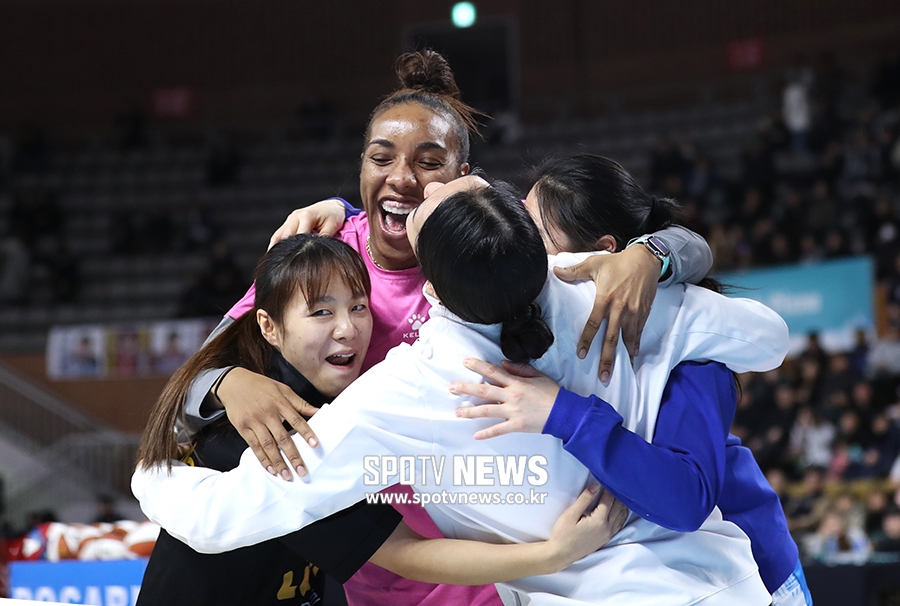 [포토S] KB스타즈, '우리끼리 결승 가자!'