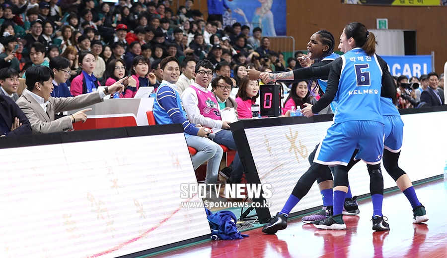 [포토S] 블루스타, 위성우 감독 저격 세리머니!