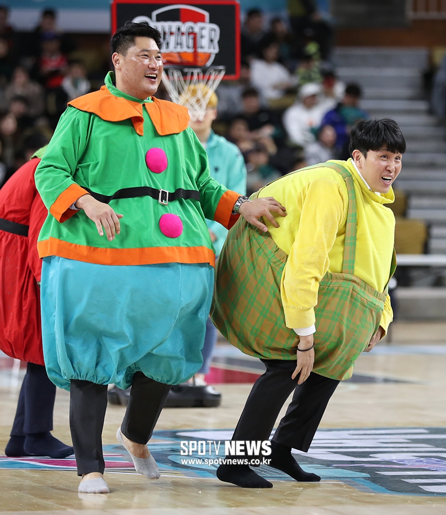 [포토S] 안덕수-위성우 감독, 불량감자 옷 입고 볼다툼