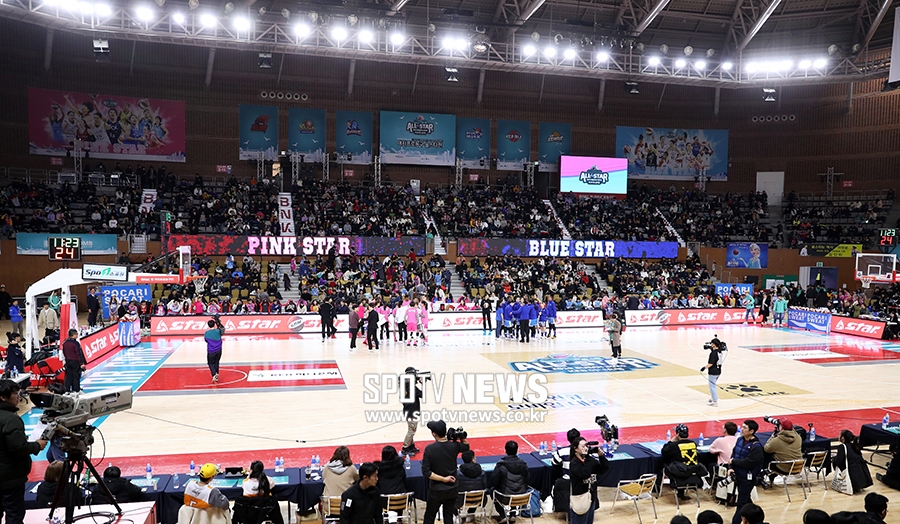 '처음으로 부산 찾은 여농 올스타' 핑크스타, 블루스타 제압…MVP는 박지수
