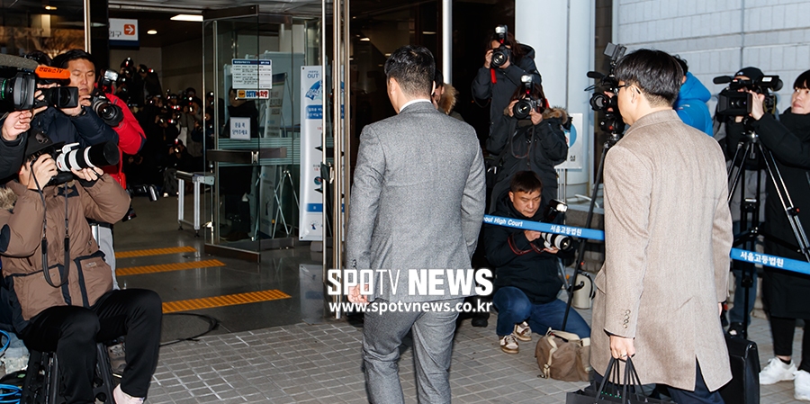 [포토S] 법원 들어서는 승리