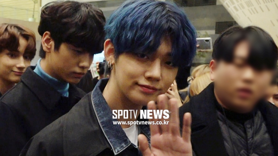 투모로우바이투게더(TXT) 등장에 김포공항이 들썩 [공항패션]