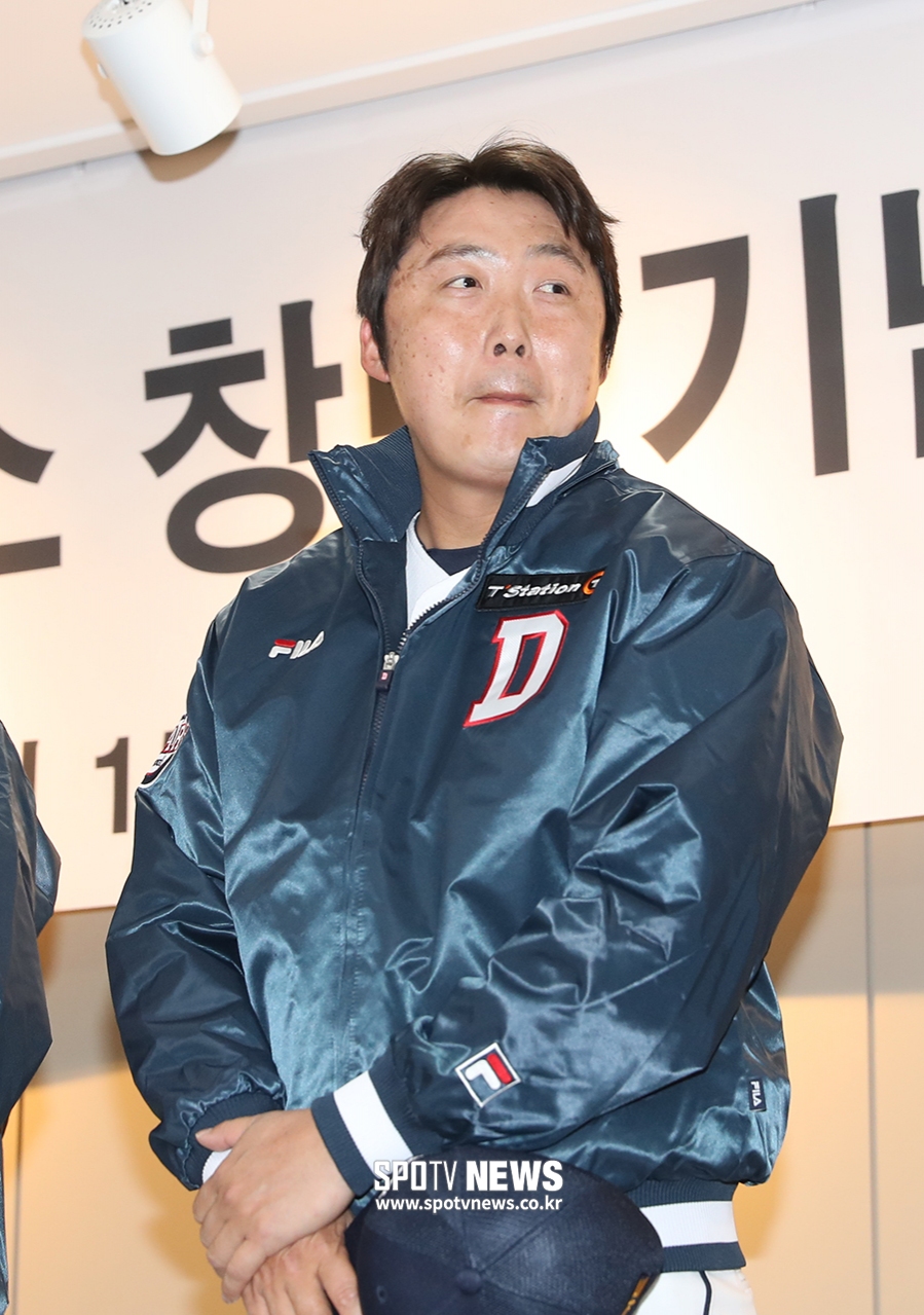 [포토S] 배영수, 아직은 쑥스러운 코치 자리