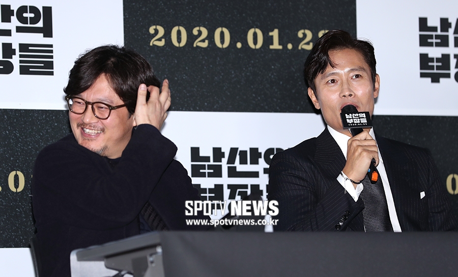 [포토S] 이병헌 말에 당황하는 우민호 감독