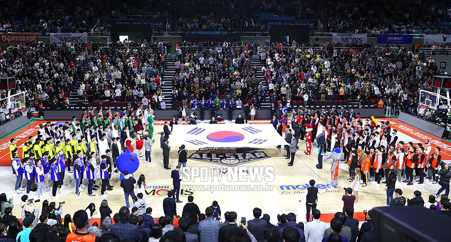 [포토S] KBL 올스타전, 모든 구단 선수들이 모여 국민의례