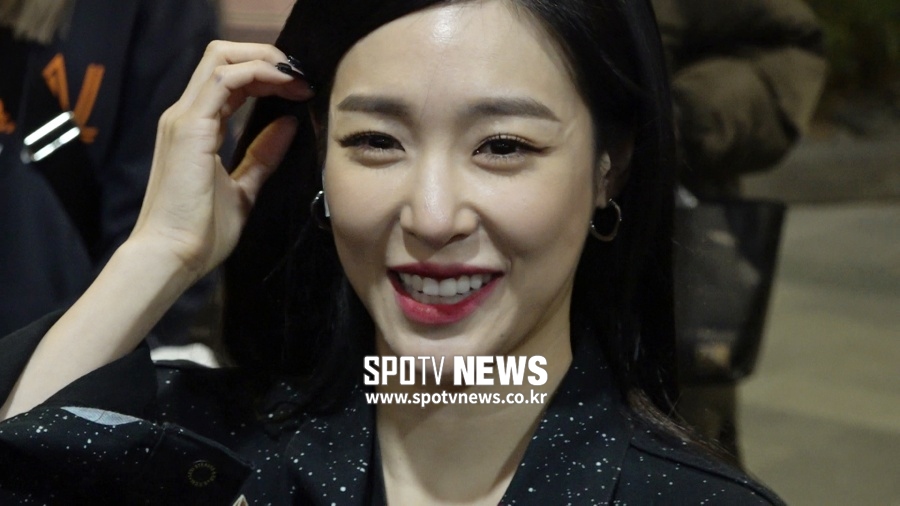 티파니 영(Tiffany Young) 귀국, 변함없는 눈웃음 [공항패션]