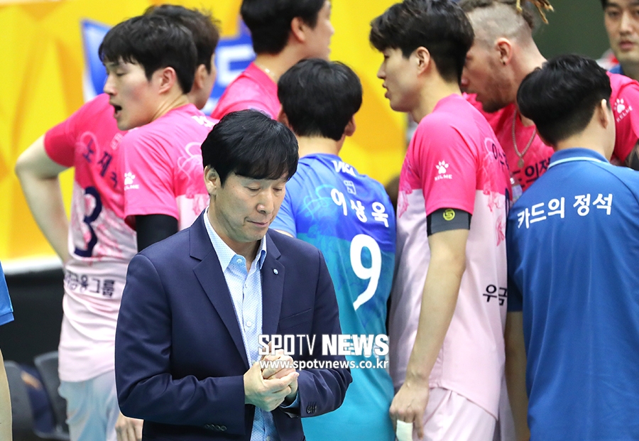 [포토S] 생각에 잠긴 신영철 감독