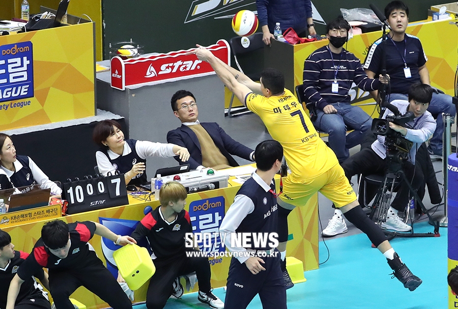 [포토S] 마테우스, 홈 데뷔전 몸 사리지 않고
