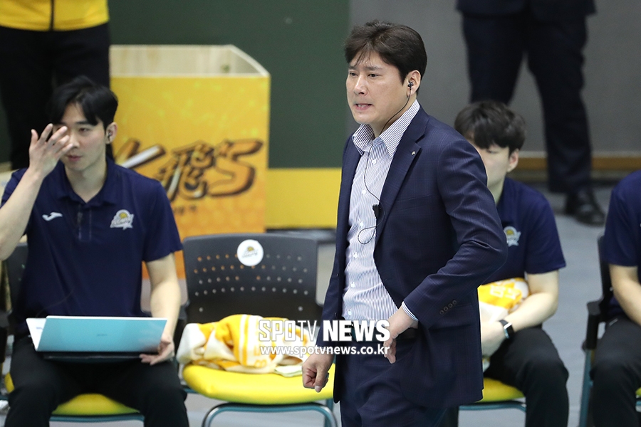 [포토S] 속 타는 권순찬 감독