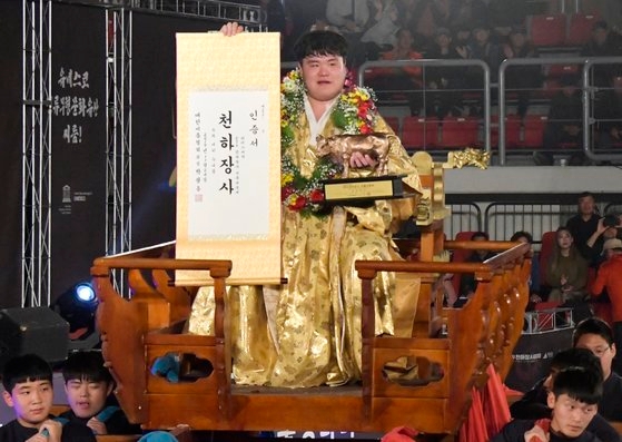 장성우 전성시대 열었다, 김진 꺾고 설날장사씨름대회 백두장사 올라