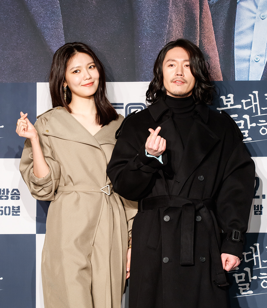 [포토S] 최수영-장혁, '손하트 받으세요'
