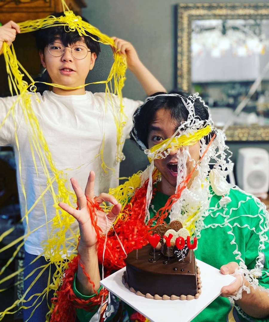 김윤아, 화목한 가족 생일파티 공개…"사랑하는 두 사람"