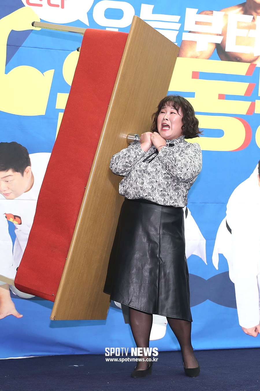 [포토S] 김민경, 테이블 들어올리는 어마어마한 힘