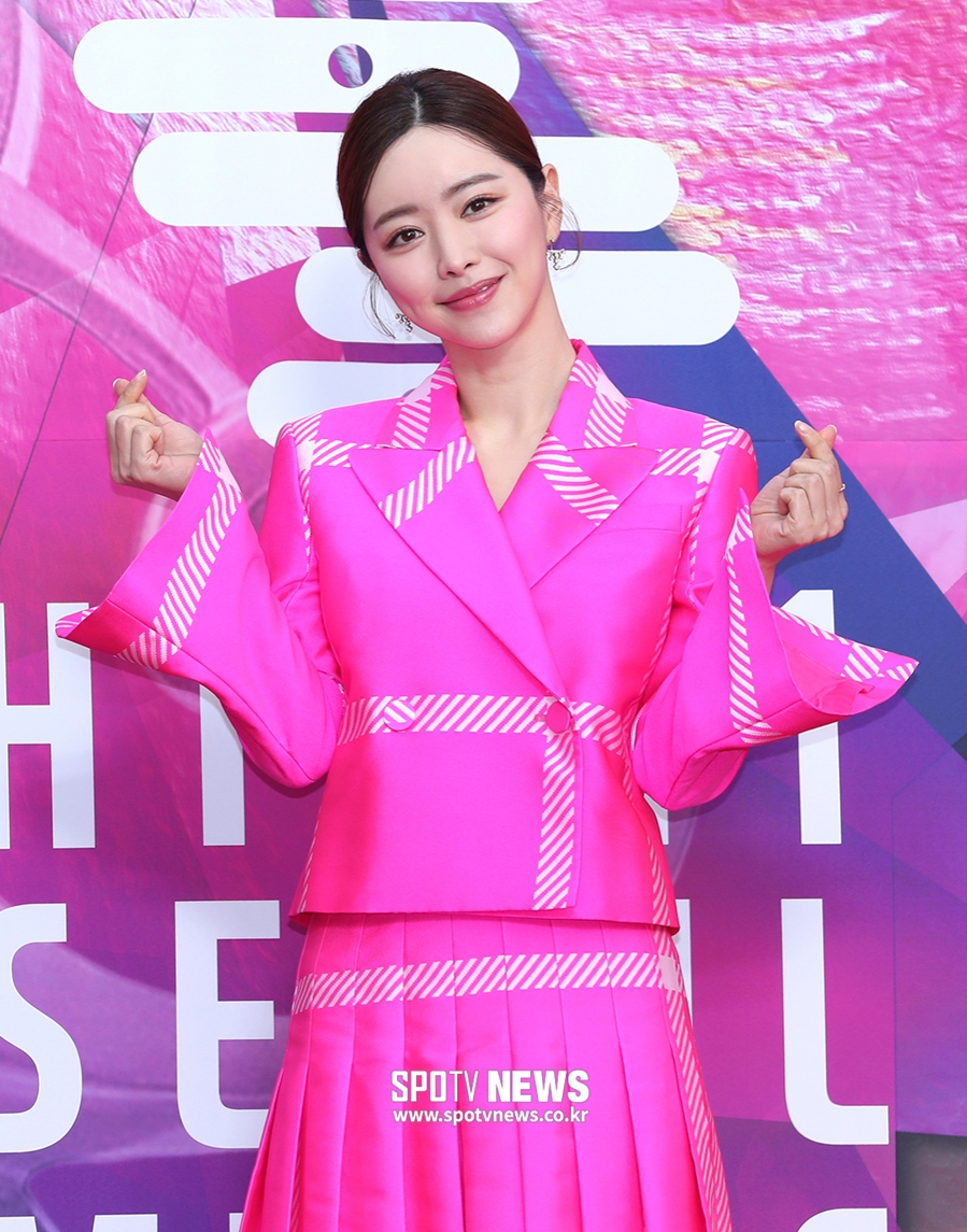 [포토S] 홍수아, 돋보이는 핫핑크 패션