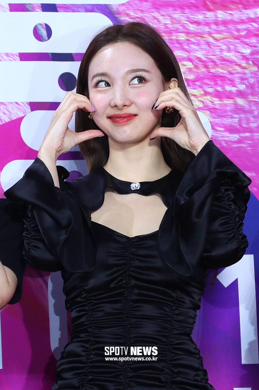 [포토S] 트와이스 나연, 귀여운 볼 하트!