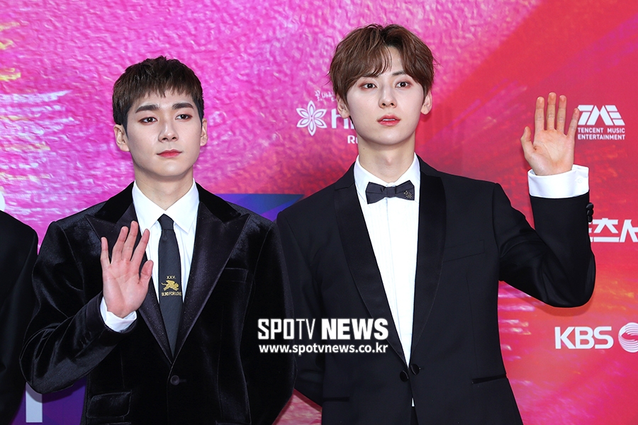[포토S] 아론-민현, 멋있는 손인사
