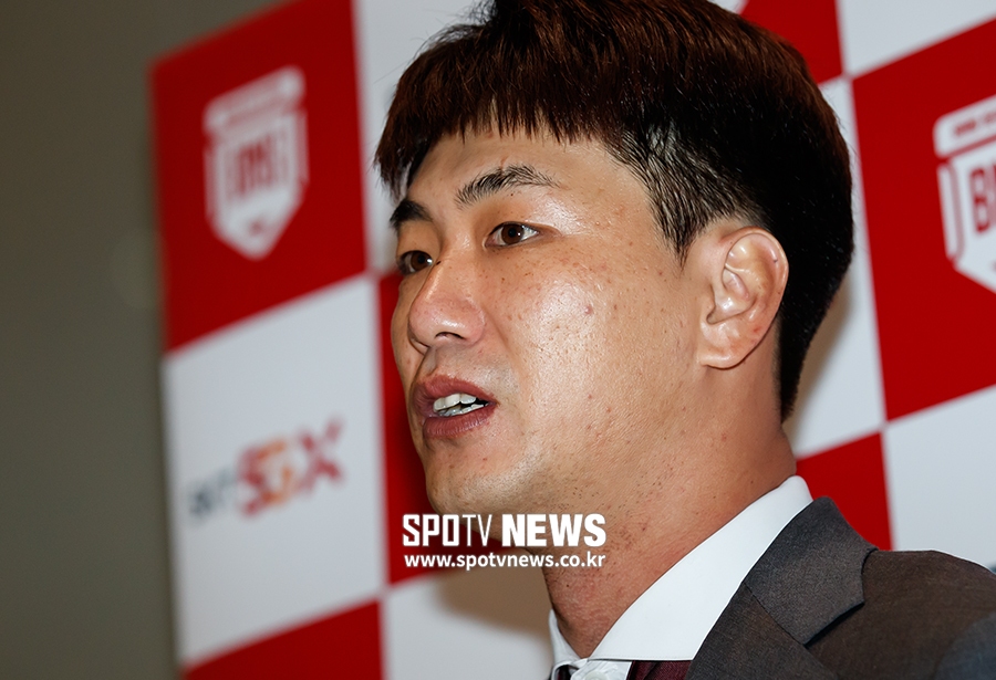 [포토S] 인터뷰 하는 김광현