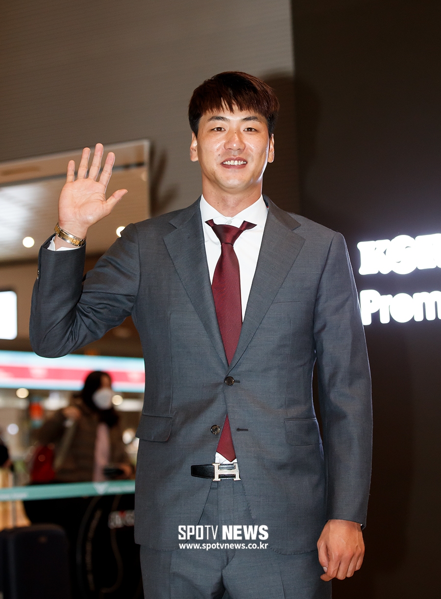 [포토S] 손 흔들어 인사하는 김광현
