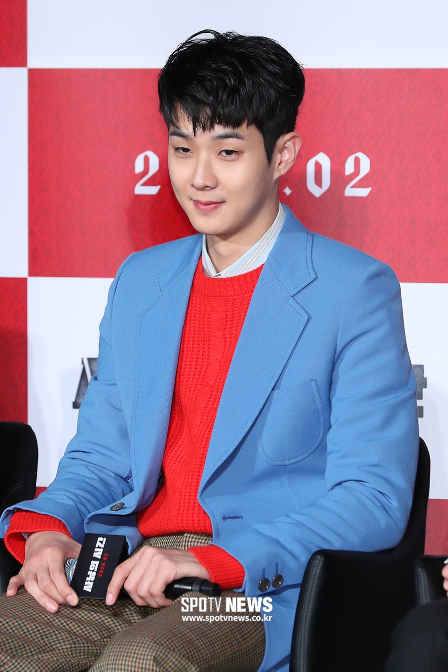 [포토S] 최우식, '블루 재킷 속 레드 니트, 봄이 온 것 같은 패션'