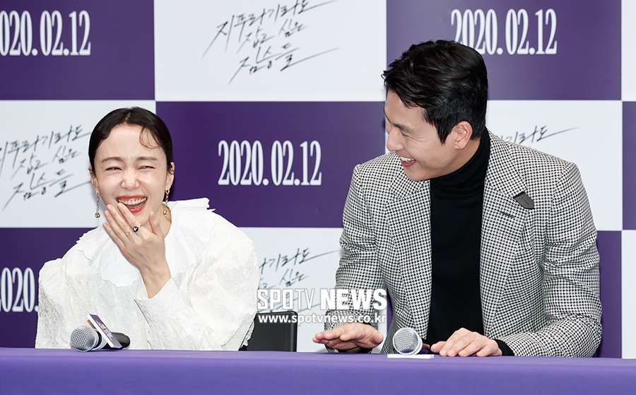[포토S] 대선배 윤여정 농담에 크게 웃는 전도연-정우성
