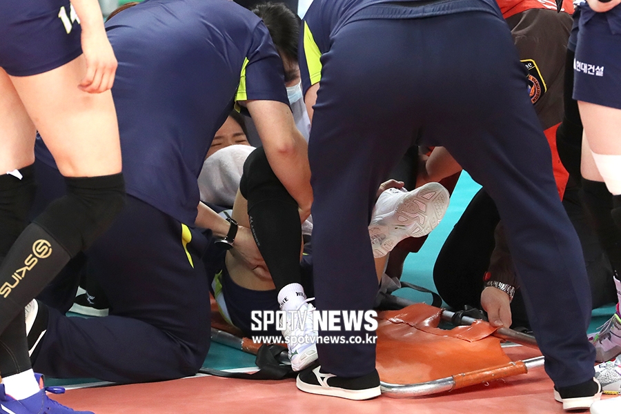 [포토S] 들것에 실려나가는 김연견