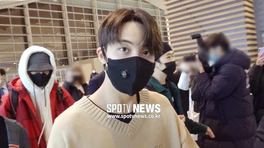 세븐틴(Seventeen) 정한, 여자보다 예쁜 외모 [공항패션]