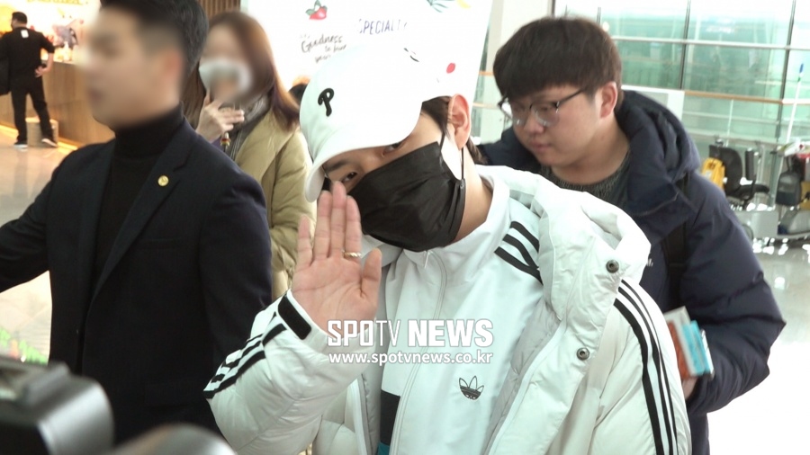 김재환(KIM JAE HWAN) 출국, '트레이닝복도 찰떡' [공항패션]