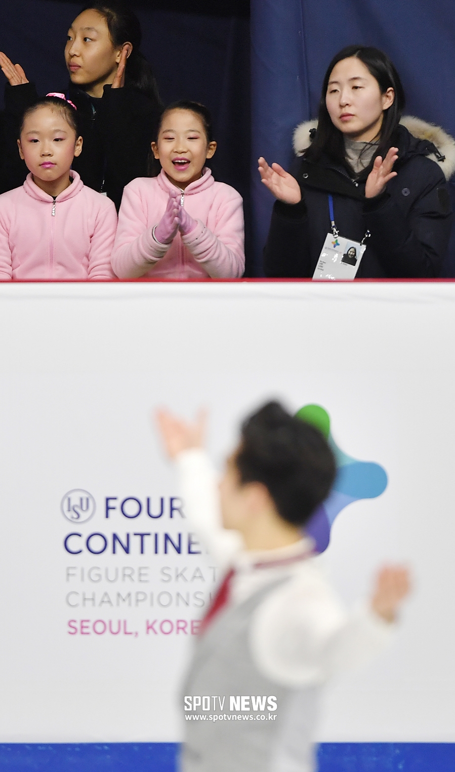 [포토S] 이준형 클린 연기에 박수 치는 깜찍 화동