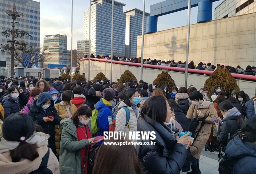 [피겨 4대륙 현장] BTS 콘서트장 방불케 하는 '하뉴 갈라쇼' 목동, 日 팬들로 인산인해