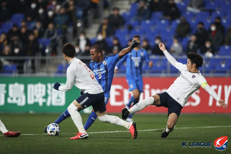 [현장 REVIEW] ‘홈에서 한일전’ 울산, ‘자책골’ FC도쿄와 1-1 무승부