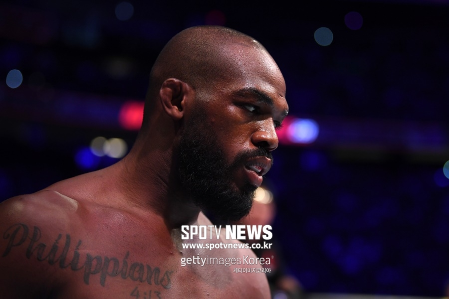[정오의 UFC] WWE 女챔프가 존 존스에게 "프로레슬링 쉬워 보여?"